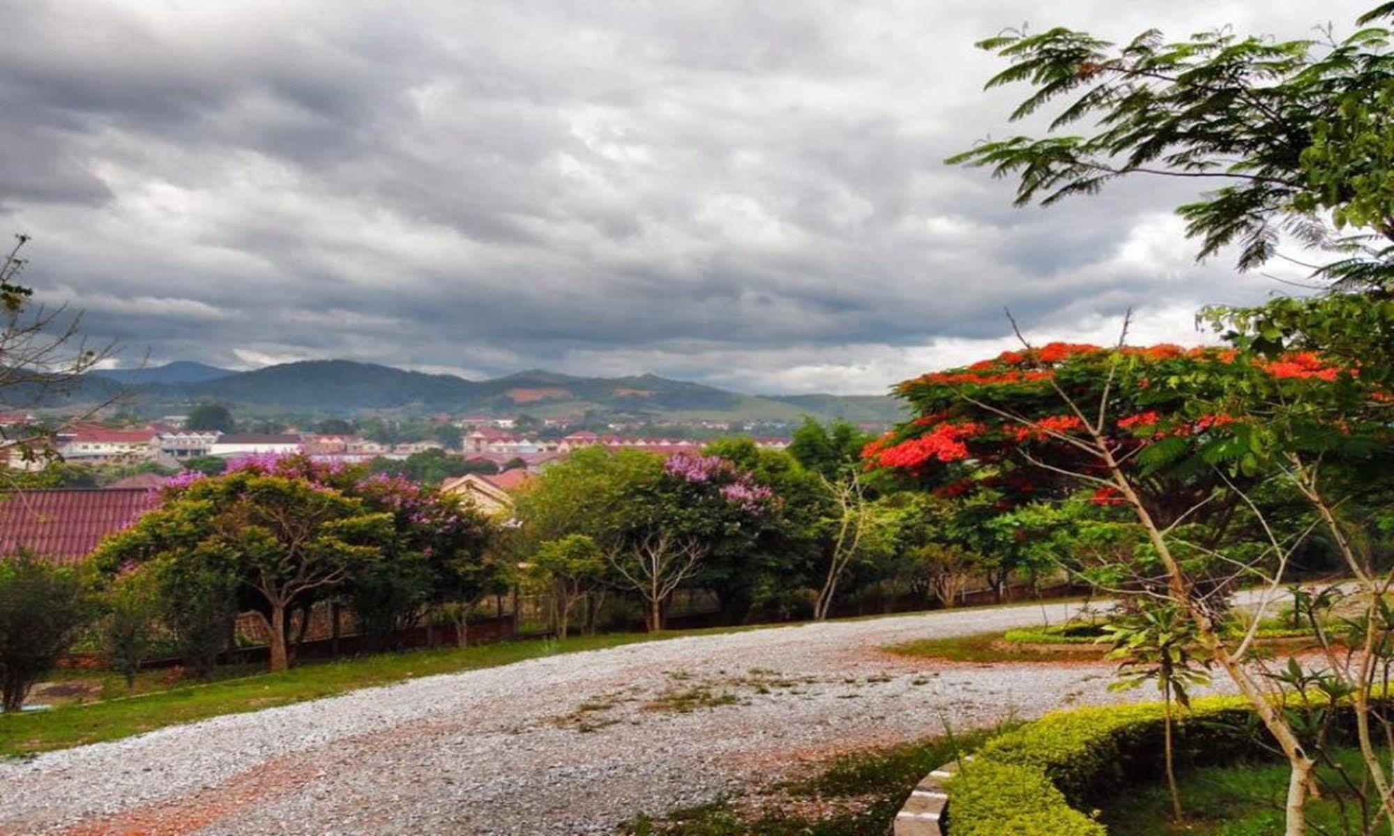 Vansana Plain Of Jars Hotel Muang Phônsavan Esterno foto