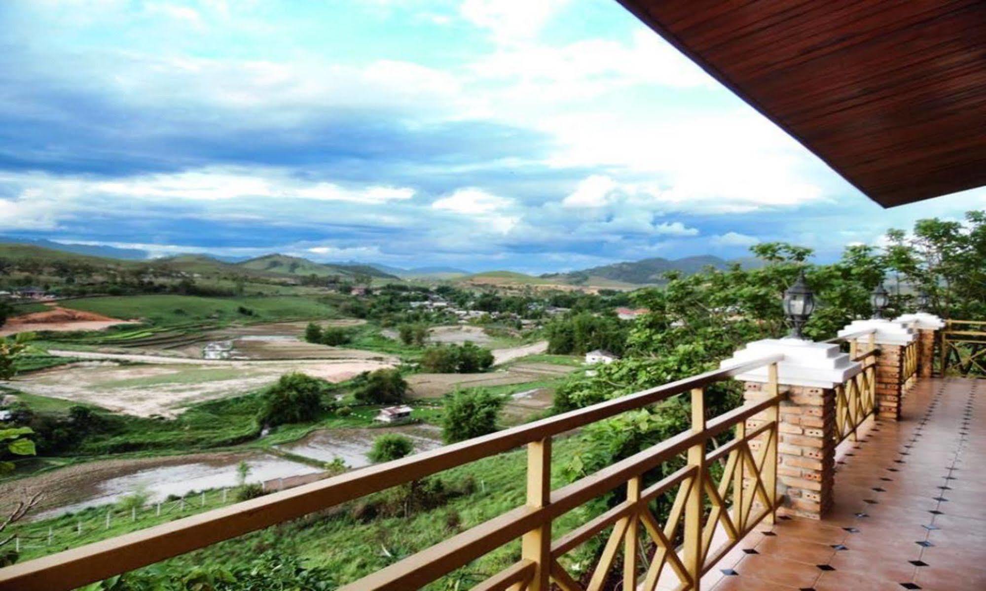 Vansana Plain Of Jars Hotel Muang Phônsavan Esterno foto
