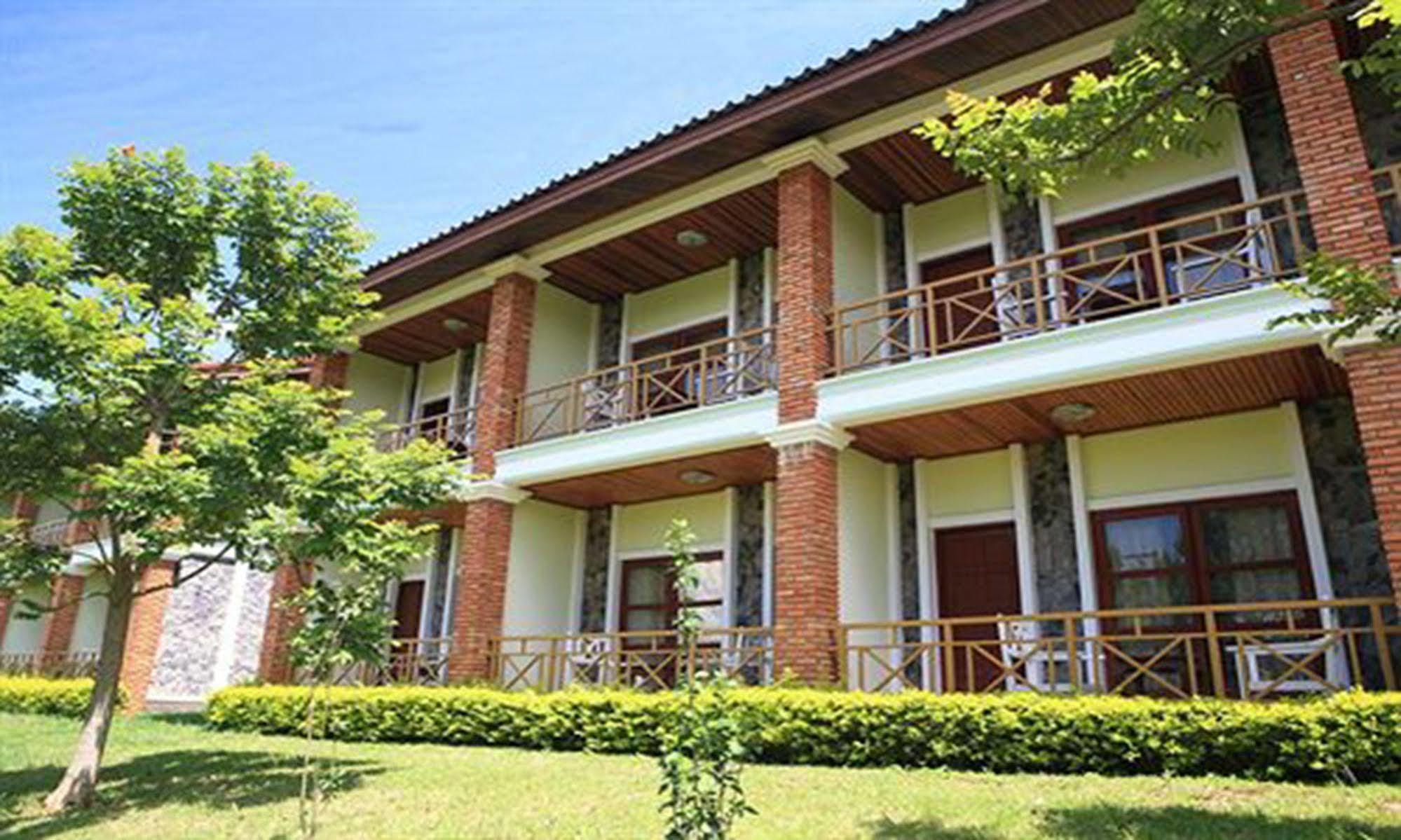 Vansana Plain Of Jars Hotel Muang Phônsavan Esterno foto