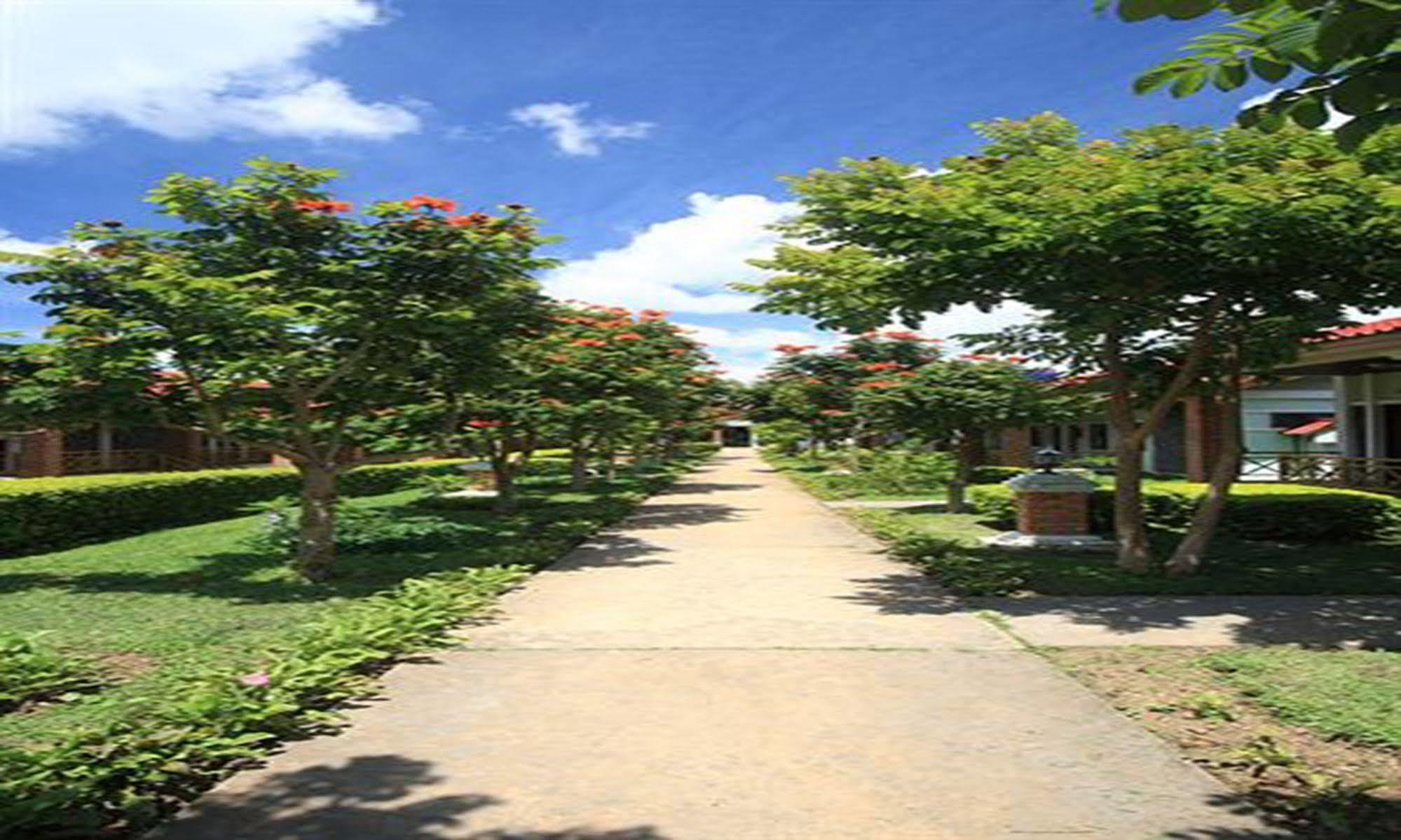Vansana Plain Of Jars Hotel Muang Phônsavan Esterno foto